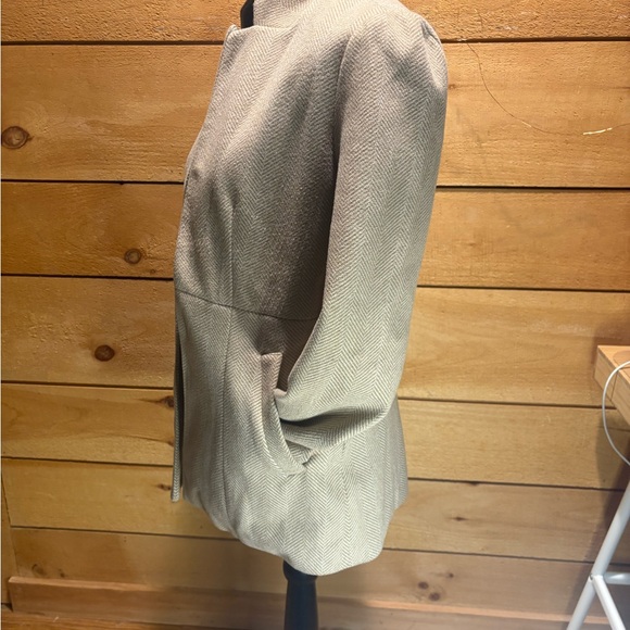 Elegant Cream Women's Jacket - Picture 2 of 4